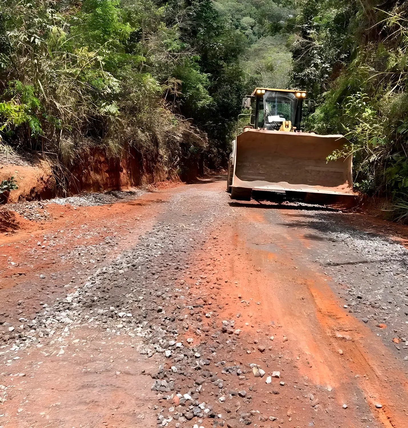 Prosper e Câmara Municipal de Santa Maria de Itabira realizam manutenção na estrada do Córrego das Almas