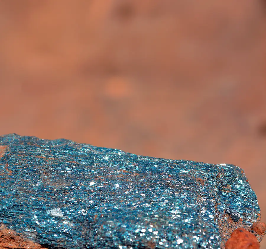 Demanda global por minério de ferro impacta diretamente comunidades produtoras